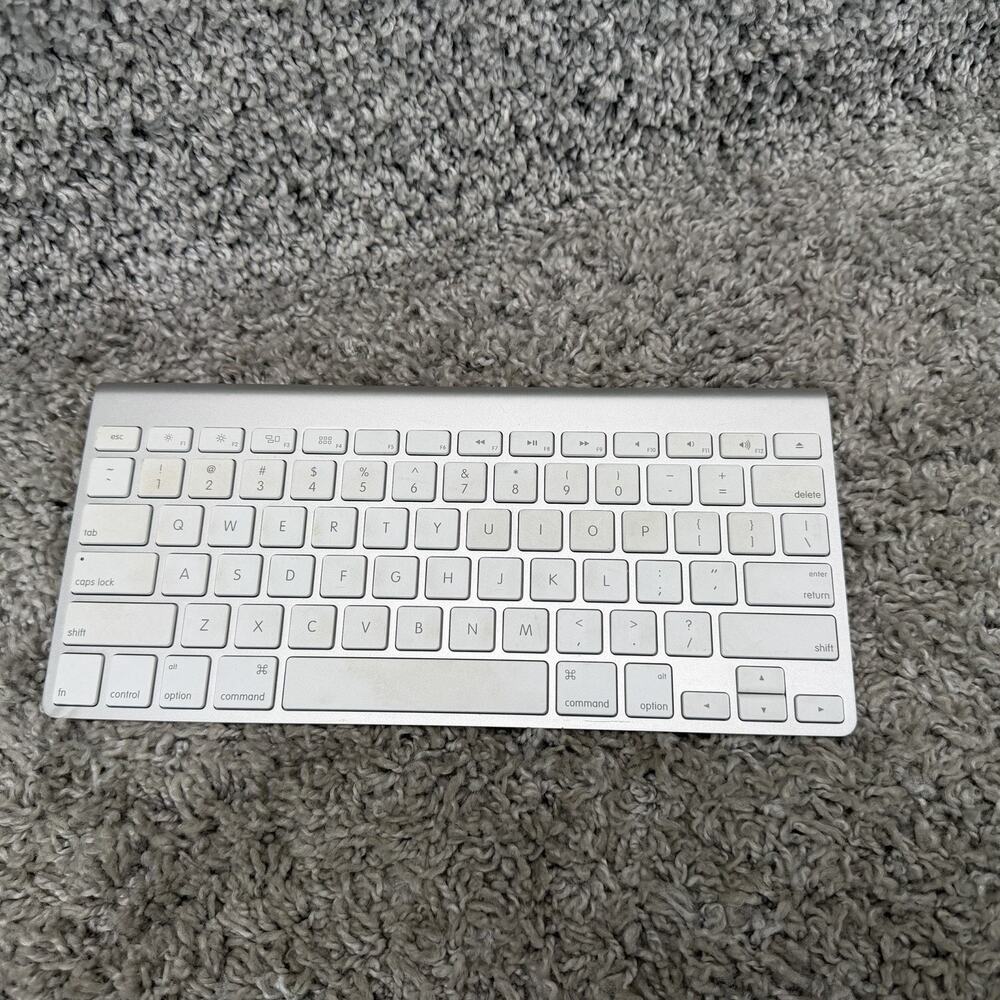 Apple Wireless Keyboard A1314 Bluetooth Aluminum Silver White Mac iPad Genuine